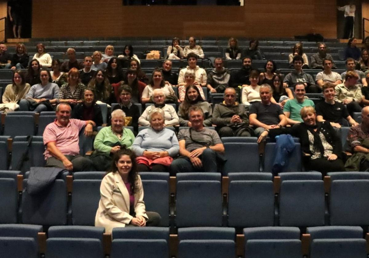 La deportista galardonada, en primer término, junto con los asistentes a la entrega del Premio del Deporte 2024 en Landetxe.