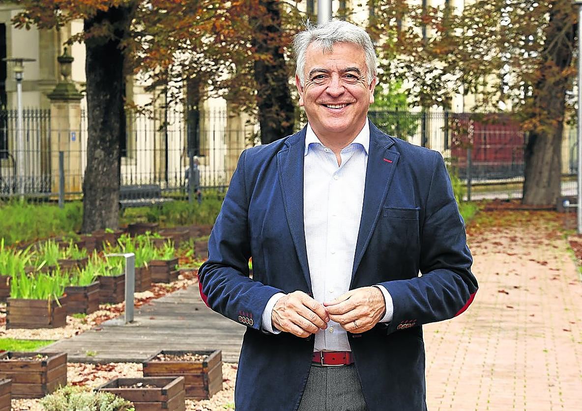 El presidente del PP vasco, Javier de Andrés, posa en Vitoria junto a los jardines que rodean el Parlamento Vasco.