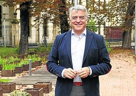 El presidente del PP vasco, Javier de Andrés, posa en Vitoria junto a los jardines que rodean el Parlamento Vasco.