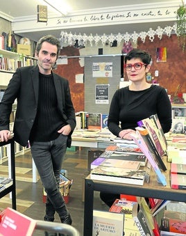 Juan Manuel Uría y Sihara Nuño en la librería Noski!.