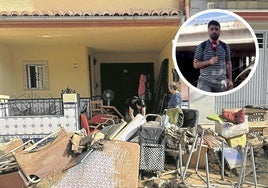 Una familia saca todo el escombro generado en su casa en el pueblo valenciano de Algemesí, de 27.000 habitantes y donde la DANA deja al menos cinco muertos.