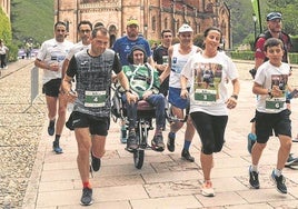 José Luis Capitán, acompañado por su mujer Teresa (dorsal 3), su hijo y amigos a su paso por Covadonga.