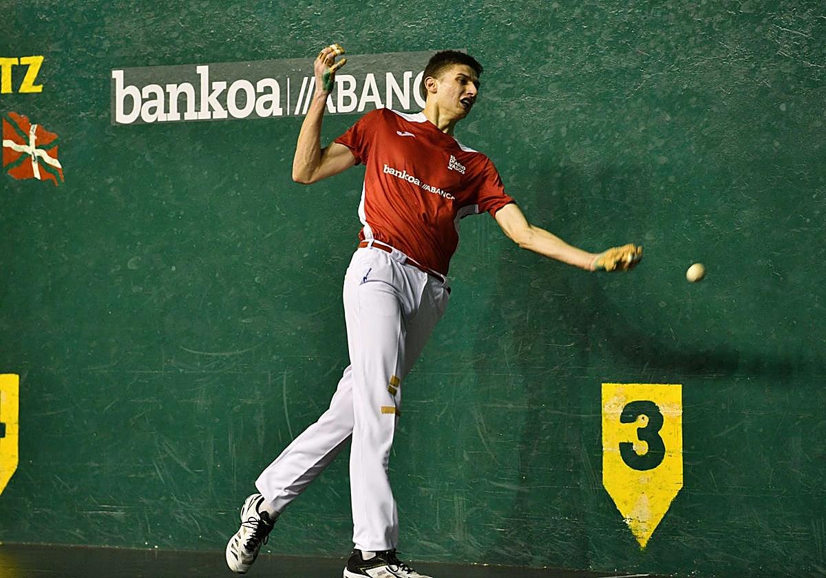Unax Landa conecta la zurda en un partido del torneo.