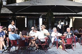 Los turistas llenaron ayer las terrazas hosteleras de San Sebastián sacando partido del buen tiempo que hubo el primer día del puente.