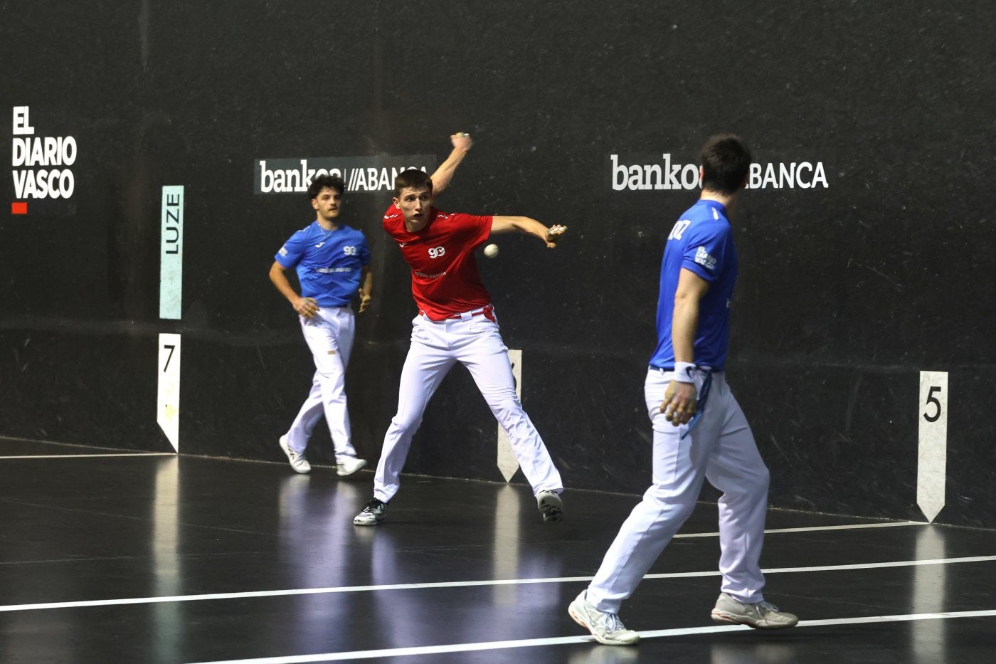 Unax Landa suelta la derecha entre Aitor Markaida, a su espalda, y Ander Etxaniz.