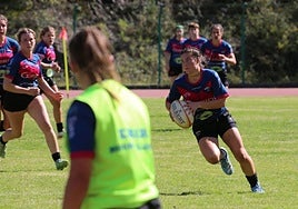 Una jugadora del ERT corre con el oval durante el encuentro de Copa de la Reina contra el Getxo Rugby.