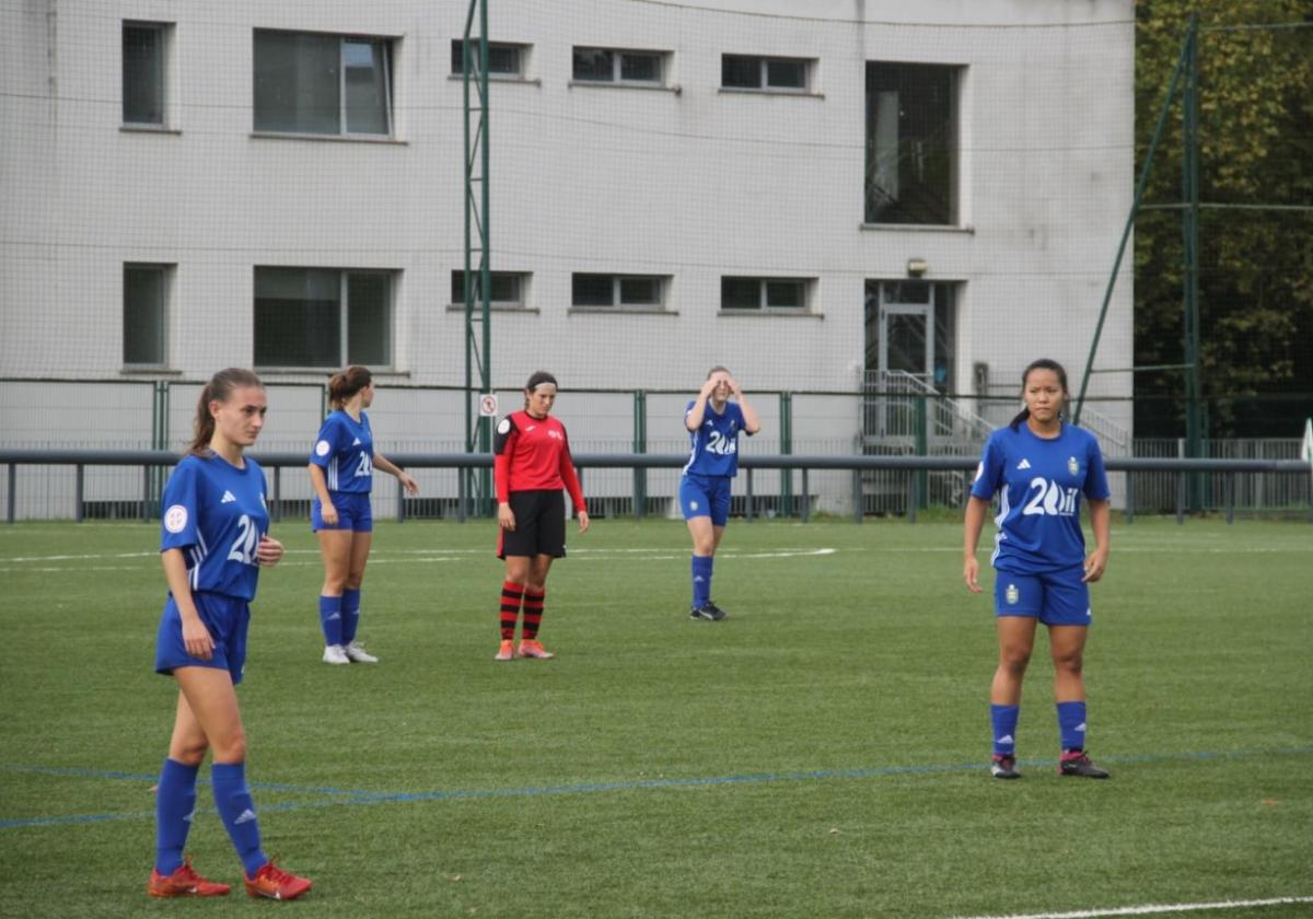 Un momento del partido disputado el pasado domingo entre el Oiartzun y el Bilbo Artizarrak en el campo de fútbol de Plazeta.