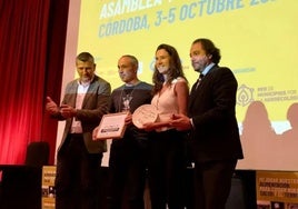 Lizarreta y Azkarate recogiendo el premio en el Real Jardín Botánico de Córdoba.