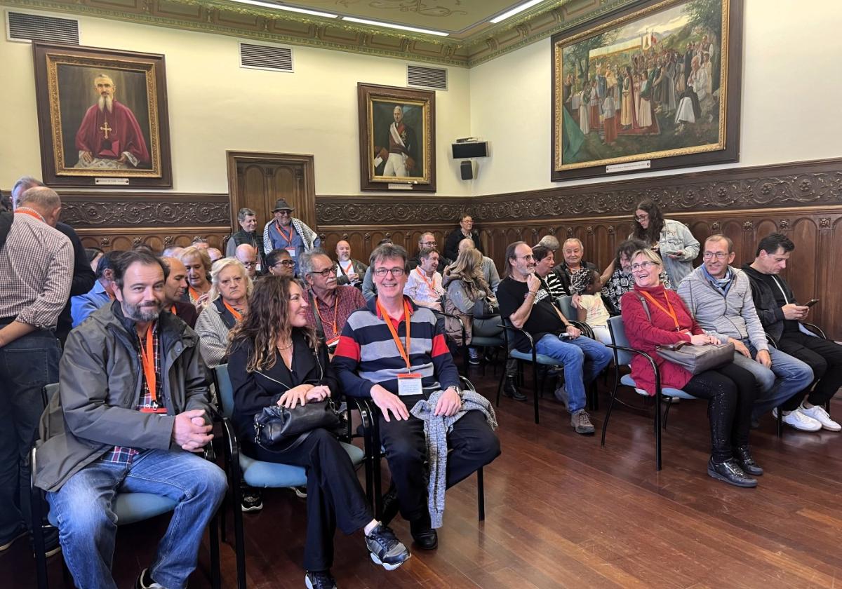 Coleccionistas y expositores de la feria en la recepción brindada en el Ayuntamiento.