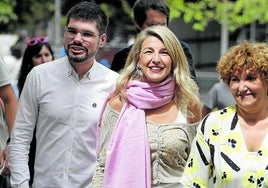 Lander Martínez, Yolanda Díaz y Pilar Garrido, en Vitoria durante un acto de la campaña de Sumar para las elecciones generales de 2023.