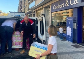 La furgoneta de Kaiarriba-Donostiarra parando en Confort&Co. para sumar toallitas y pañales a su carga de leche y agua rumbo a Valencia.