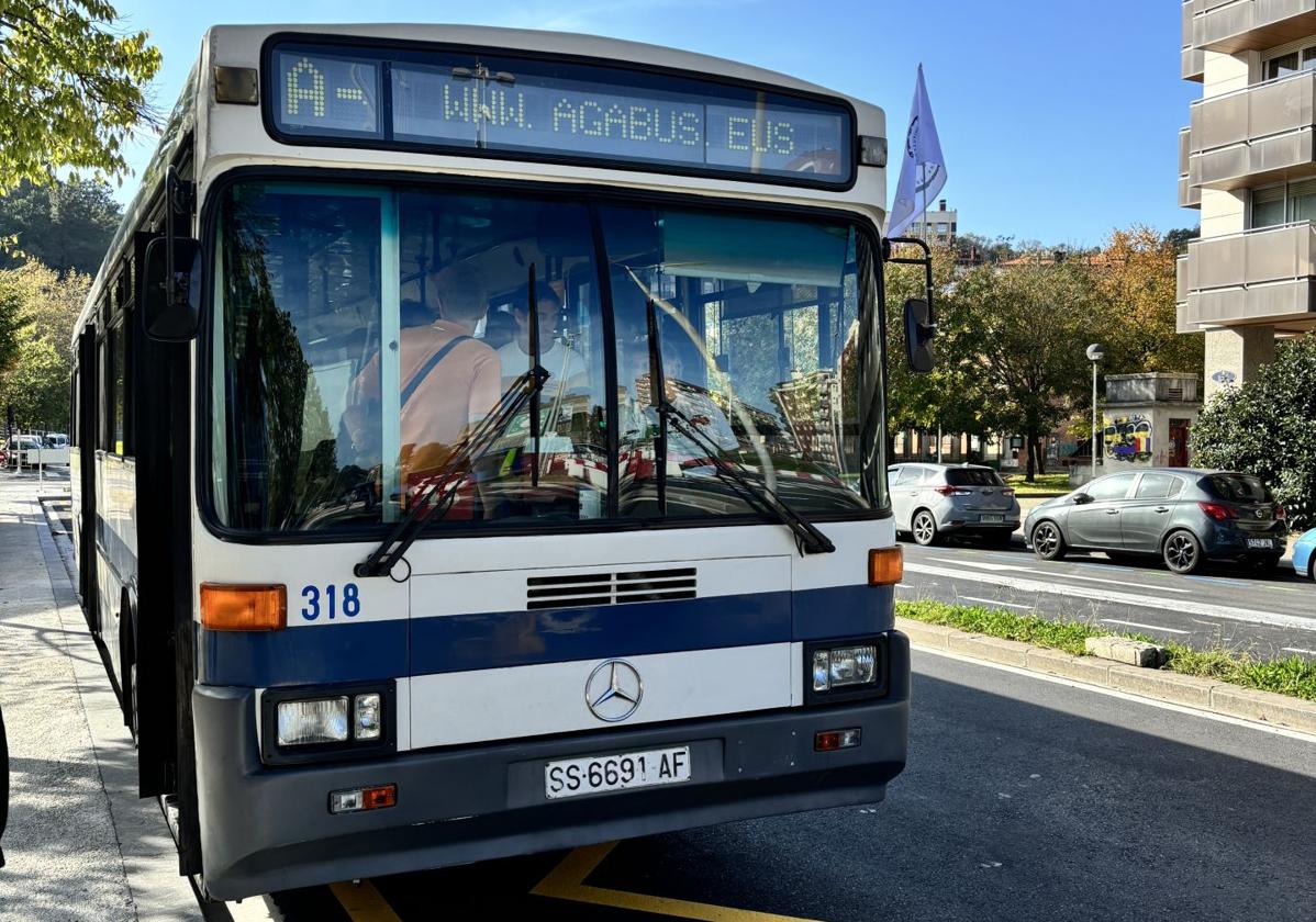 El autobús clásico de la CTSS, junto a Anoeta este sábado.