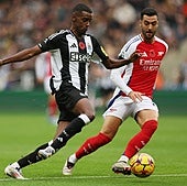 Nostalgia realista en la Premier: Alexander Isak marca y le gana el duelo a Mikel Merino