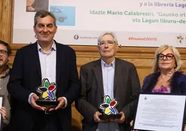 Calabresi y Latierro reciben los premios de Covite de manos de Ordoñez.