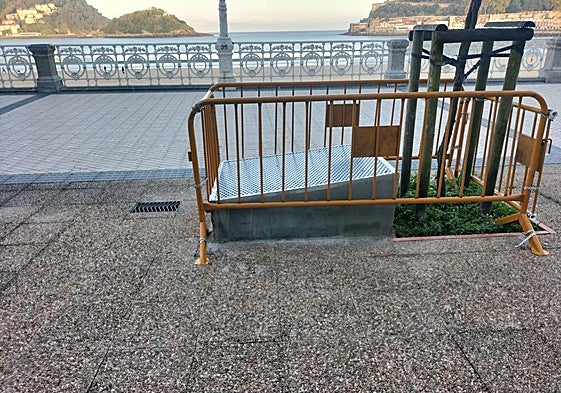 Critica Luis Manterola: «Soberana chapuza la que están haciendo instalando un cajón, creo que será una rejilla de ventilación, en mitad del paseo de La Concha. Parece que puede ser la salida de ventilación de las cabinas colectivas desastrosas que tenemos en la playa. Una más de este Ayuntamiento».