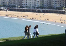 Tres chicas pasean y disfrutan del buen tiempo en el Palacio de Miramar en Donostia.