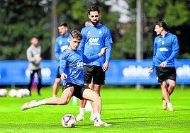 Corpas golpea la pelota ante la mirada de Peru Nolaskoain en un entrenamiento en Atxabalpe.