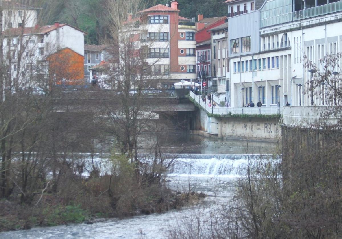 La presa de Olabarrena, situada al paso del río Deba por el centro de Soraluze, se queda de momento fuera del proyecto Merlín.