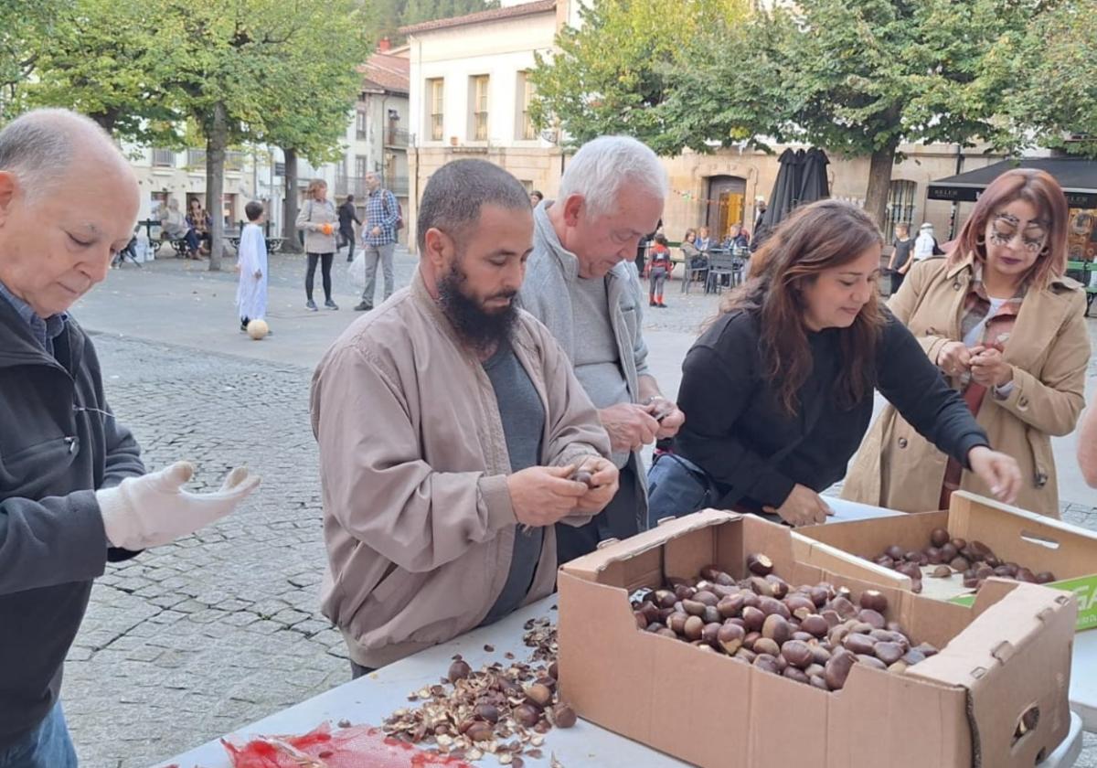 Los bailes fueron los principales protagonistas de una jornada en la que se invitó a todos a reunirse y a quemar los miedos frente a la hoguera.