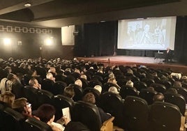 El Modelo lleno de alumnos durante una de las charlas impartidas por el científico Pedro Miguel Etxenike.