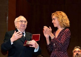 Miguel en el homenaje que recibió de la Banda y el Ayuntamiento de Bilbao en 2012 en el Euskalduna.