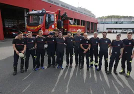 Los diez bomberos en el parque de San Sebastián esta tarde junto a uno de los camiones grúas cargados con el que se dirigen hacia Valencia.