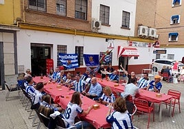Aficionados de la Real, este domingo en la sede de la peña sevillista Al Relente.