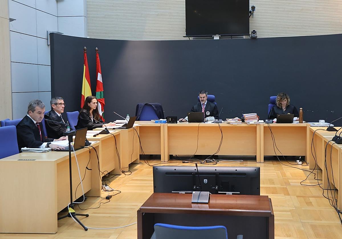 De izquierda a derecha, la defensa, acusación particular, fiscal, magitrado y letrada de Administración de Justicia, en la sesión de este lunes.