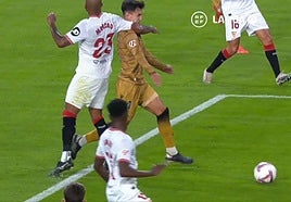 Marcao interrumpe el avance de Zubimendi con un claro golpe con el brazo a la altura de la cara dentro del área