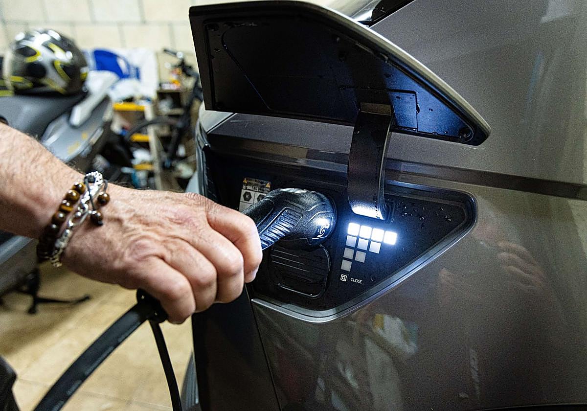 La matriculación de turismos electrificados en toda España retrocedió en octubre un 4,3%