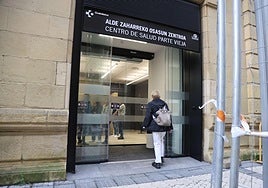 Una mujer entra al centro de salud de la Parte Vieja, en Donostia.