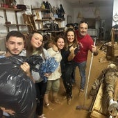 La tienda de Valencia que quedó anegada por el barro y quiere devolver el cariño recibido a sus vecinos: «Sólo gracias»