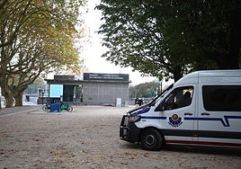 Un vehículo de la Ertzaintza este lunes por la mañana en el exterior de la estación de autobuses de San Sebastián, donde ocurrió la agresión.
