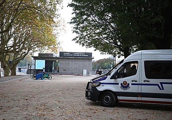 Un vehículo de la Ertzaintza este lunes por la mañana en el exterior de la estación de autobuses de San Sebastián, donde ocurrió la agresión.