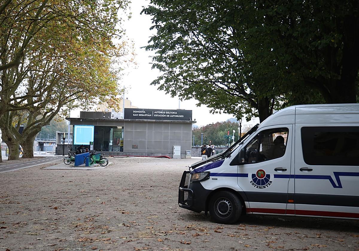 Un vehículo de la Ertzaintza este lunes por la mañana en el exterior de la estación de autobuses de San Sebastián, donde ocurrió la agresión.