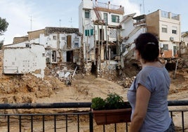 Una mujer observa varias casas dañadas en Chiva tras la DANA que azotó la Comunidad Valencia y el sureste español.