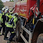 Los bomberos de Donostia comienzan a achicar agua en Alfafar: «Nos han dado las gracias entre lágrimas»