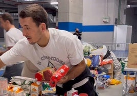 Mikel Oyarzabal ayuda a empaquetar los alimentos que han ido llegando estos días al Reale Arena.