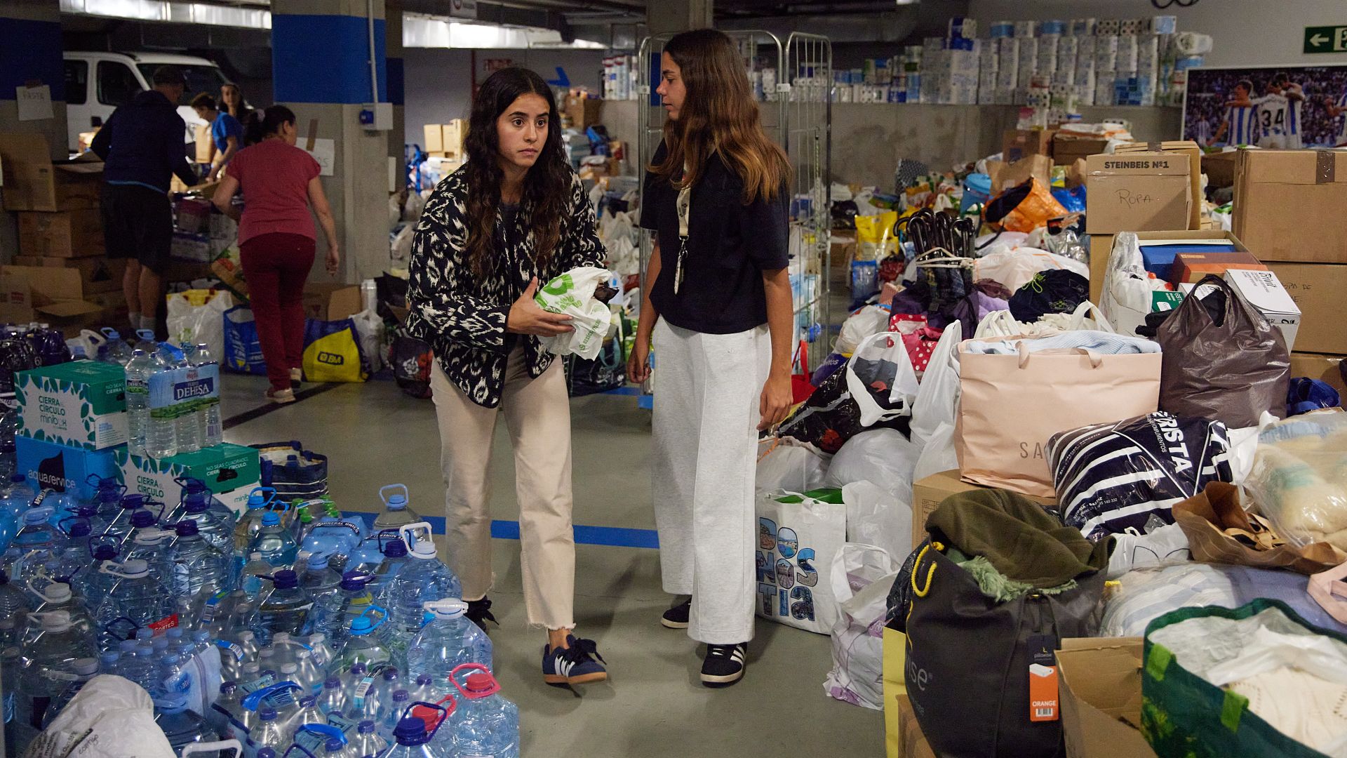 Imagen secundaria 2 - Varios jugadores de la Real participan en la recogida de alimentos en el Reale Arena
