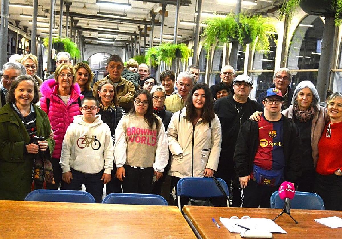 Foto de la 'familia' de Atzegi en Tolosaldea, tras la presentación de la campaña dirigida a captar voluntarios entre los mayores de 55 años.