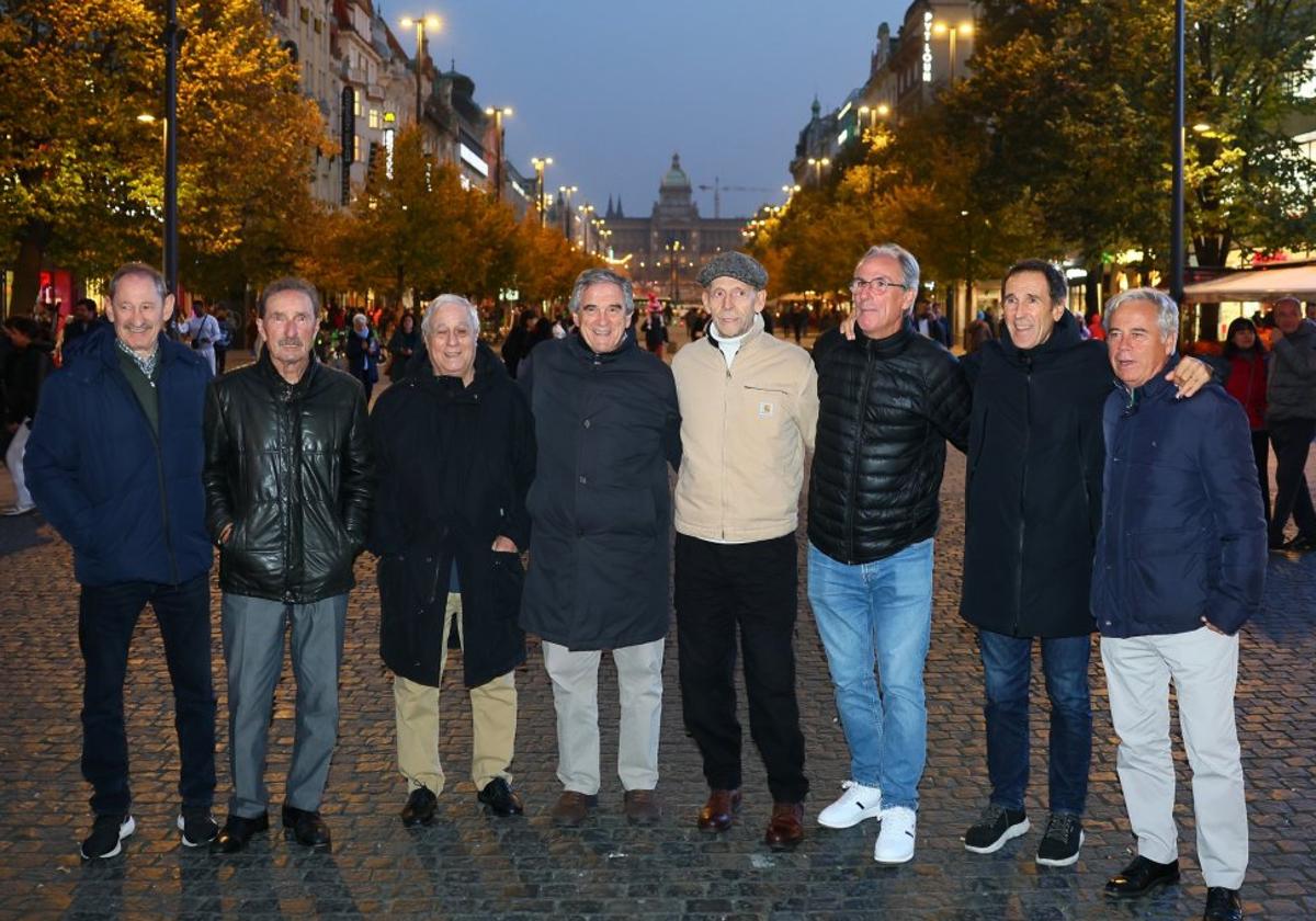 Leyendas. Amutxastegi, Gorriti, Amas, Arconada, Idigoras, Gorriz, Zamora y López Ufarte, ayer en la plaza de Wenceslao de Praga.