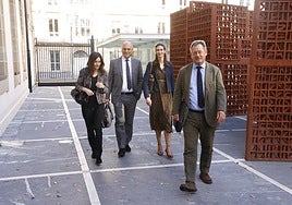 La directora de Arkaute, Miren Dobaran; los viceconsejeros Ituarte y Egiluz; y el consejero Bingen Zupiria, este martes a su llegada al Parlamento.