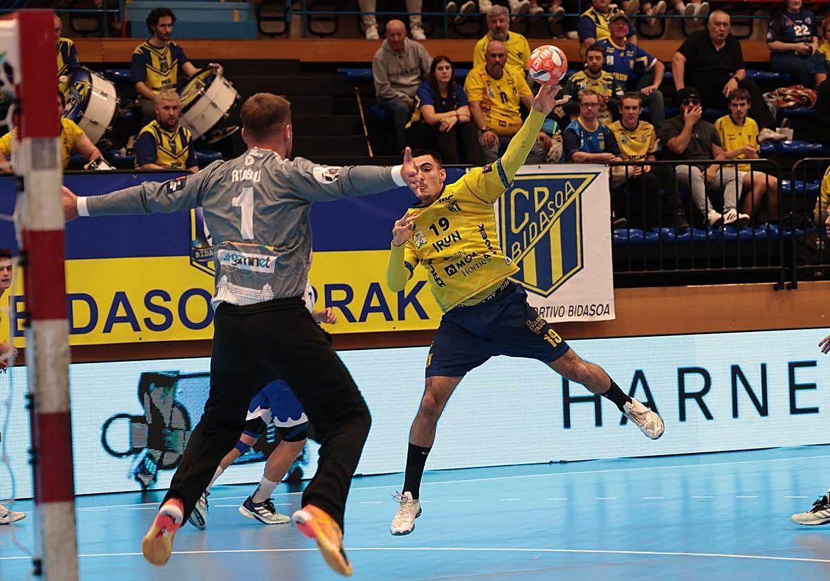 Julen Mujika marcó cuatro goles en la cancha del Nava.