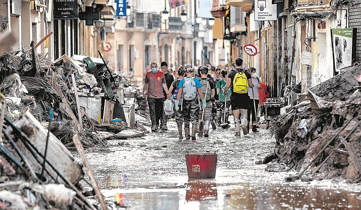 Paiporta. El municipio con más fallecidos intenta limpiar sus calles con la ayuda de voluntarios.
