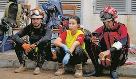 Breve descanso. Los equipos de emergencia trabajan sin descanso y apenas tienen tiempo para un respiro.