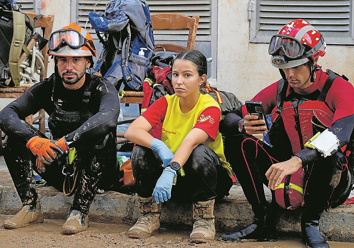 Breve descanso. Los equipos de emergencia trabajan sin descanso y apenas tienen tiempo para un respiro.