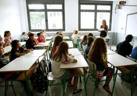 Una profesora imparte clase a alumnos de un instituto de San Sebastián.