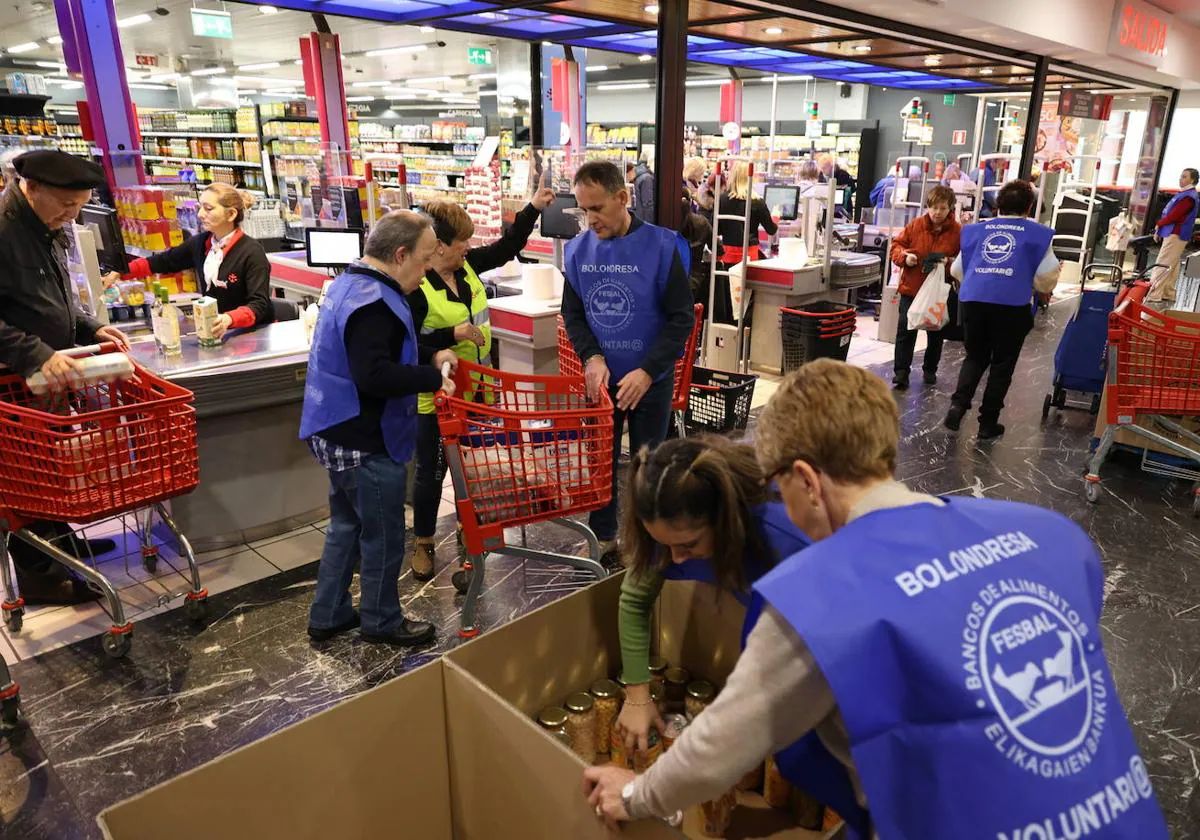 Un grupo de voluntarios del Banco de Alimentos en la Gran Recogida del año pasado.