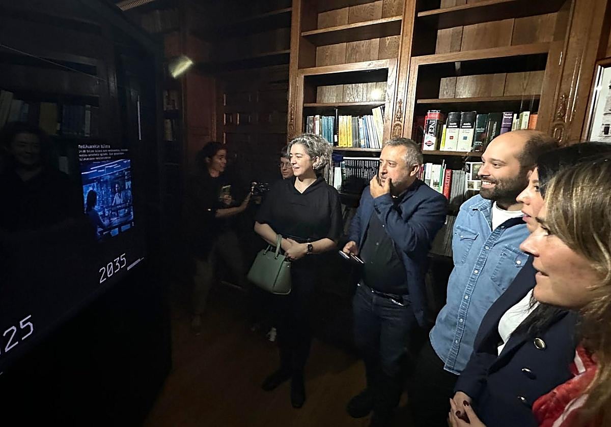 Un grupo de autoridades se comunica con el módulo de la caja negra tras la presentación de la muestra.