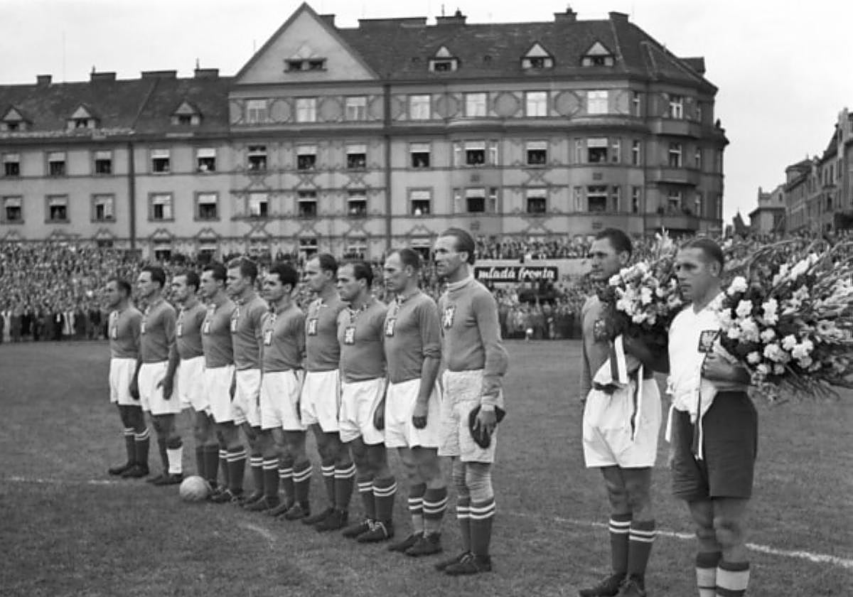 La selección checoslovaca capitaneada por Josef Bican, antes de un partido contra Polonia en 1947.